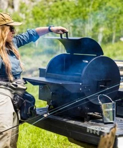 TRAEGER PORTABLE TAILGATER PELLET GRILL