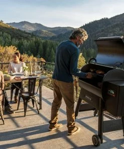 TRAEGER IRONWOOD 885 PELLET GRILL