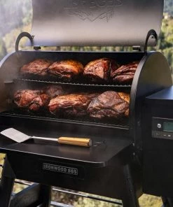 TRAEGER IRONWOOD 885 PELLET GRILL