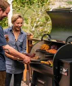 TRAEGER IRONWOOD 885 PELLET GRILL
